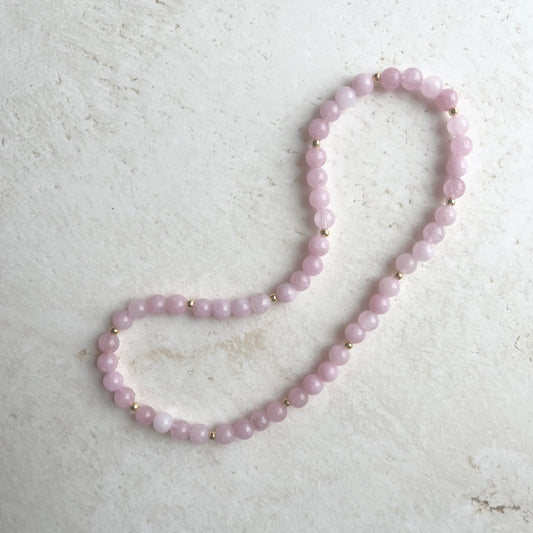 Rosakvartshalskæde med 6 mm perler - til børn